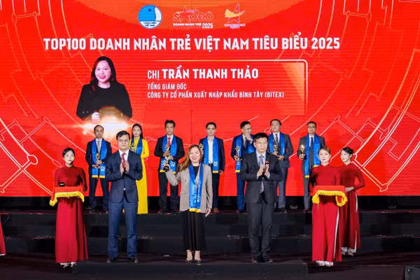 Chị Trần Thanh Thảo tại buổi lễ trao giải thưởng Sao Đỏ Doanh nhân trẻ 2025.