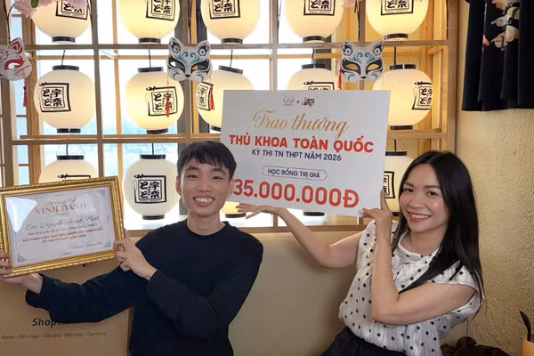 Thủ khoa ngành Sư phạm Địa lý (Trường Đại học Sư phạm Hà Nội), Thủ khoa khối C00 toàn quốc năm 2026 - Nguyễn Thanh Bình (trái). Ảnh: NVCC.