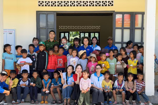 Hoa hậu Thanh Thủy đón tuổi 24 hạnh phúc bên trẻ em vùng cao