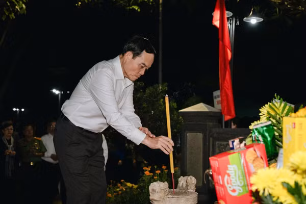 Bí thư Thành uỷ TPHCM Trần Lưu Quang dâng hương tưởng niệm các anh hùng liệt sĩ. 