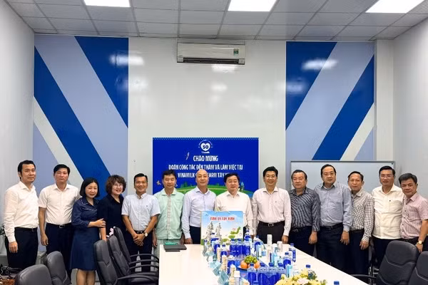 Ông Nguyễn Văn Quyết, Ủy viên Ban chấp hành Trung ương Đảng, Bí thư Tỉnh ủy Tây Ninh (thứ 7 từ phải sang) và ông Nguyễn Mạnh Hùng, Ủy viên Ban chấp hành Trung ương Đảng, Phó Bí thư Thường trực Tỉnh ủy, Chủ tịch Hội đồng nhân dân tỉnh (thứ 6 từ phải sang) và đoàn công tác làm việc tại Trang trại Vinamilk Green Farm Tây Ninh (Ảnh: VN).