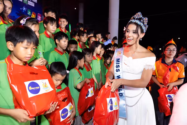 Top 3 Miss World 2026 đón Trung thu cùng thiếu nhi Việt Nam