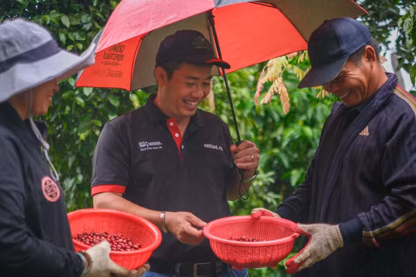 Anh Nguyễn Trọng Tường (giữa) đã có nhiều năm đồng hành cùng người trồng cà phê. Ảnh: ILO/Linh Pham