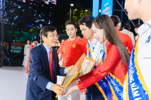 Trao thưởng cho các cá nhân đạt giải thưởng Sao Tháng Giêng tại buổi lễ. Ảnh: Thành đoàn TPHCM. 