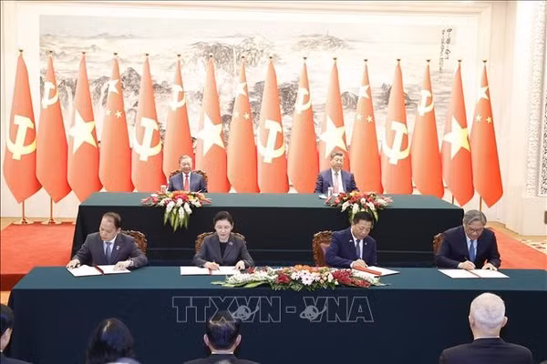 Lễ ký Bản ghi nhớ hợp tác giữa Bộ Tư pháp Việt Nam và Bộ Tư pháp Trung Quốc về tăng cường hợp tác trong lĩnh vực giải quyết tranh chấp dân sự, thương mại của cư dân biên giới và ký Giấy chứng nhận bàn giao hồ sơ kết quả dự án viện trợ Việt Nam lập báo cáo nghiên cứu khả thi tuyến đường sắt Lào Cai - Hà Nội - Hải Phòng giữa Bộ Xây dựng Việt Nam và Bộ Thương mại Trung Quốc. Ảnh: Thống Nhất/TTXVN