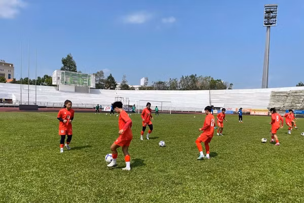Đội tuyển U20 nữ Việt Nam đấu tập với CLB nữ TPHCM I trên sân Long An. 