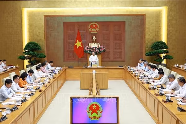 Thủ tướng Lê Minh Hưng làm việc với lãnh đạo Bộ Tài chính. Ảnh: Dương Giang/TTXVN.
