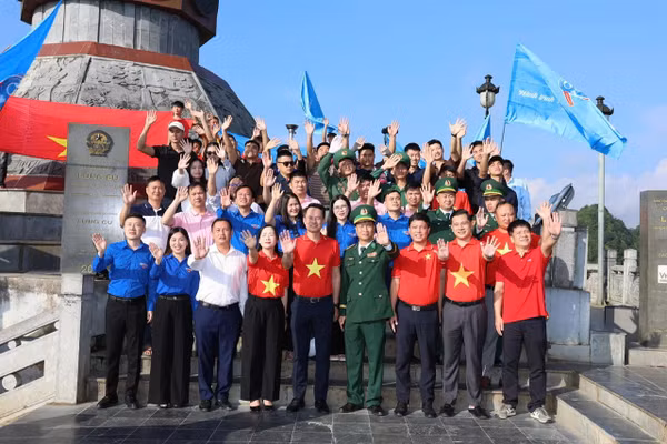 Vietjet cùng tuổi trẻ cả nước nối dài hành trình 'Tôi yêu Tổ quốc tôi'