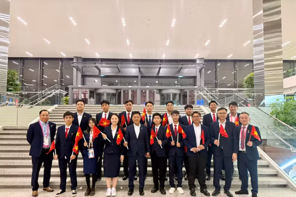 Thứ trưởng Lê Quân động viên các thí sinh tại Kỳ thi Kỹ năng nghề thế giới 2026