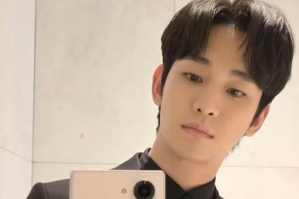 Kim Soo Hyun tái xuất, người hâm mộ phản ứng bất ngờ
