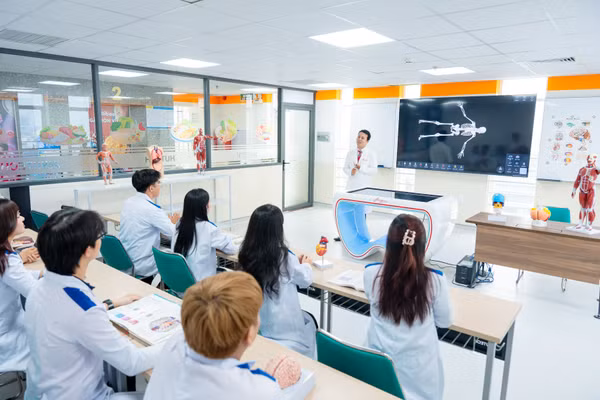 Sinh viên khối ngành sức khoẻ của Trường Đại học Công nghệ TPHCM. Ảnh: HUTECH. 