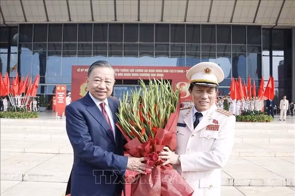 Đại tướng Lương Tam Quang, Uỷ viên Bộ Chính trị, Bí thư Đảng uỷ Công an Trung ương, Bộ trưởng Bộ Công an tặng hoa Tổng Bí thư, Chủ tịch nước Tô Lâm. Ảnh: Thống Nhất/TTXVN.