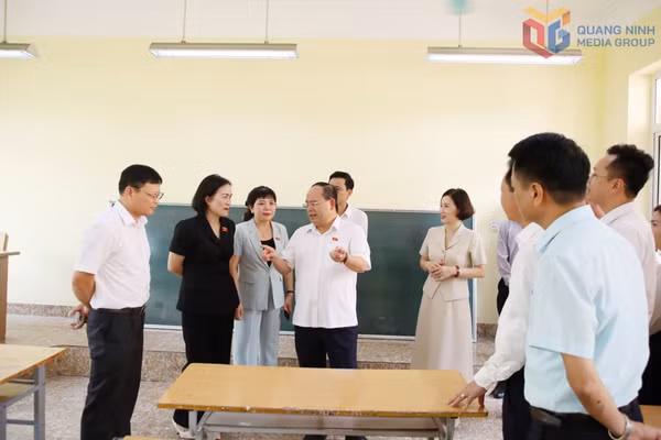 Đồng chí Quản Minh Cường khảo sát cơ sở vật chất tại Trường THCS Bãi Cháy.