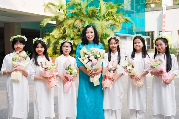 Cô Thư và các bạn học sinh lớp 5I, trường Tiểu học Dịch Vọng A.