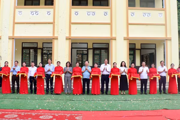 Các đại biểu cắt băng khánh thành công trình Trường Tiểu học Vĩnh Quang, xã Lý Bôn - Cao Bằng.