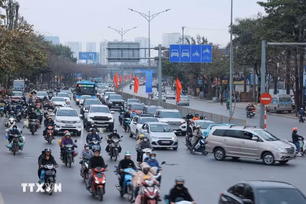 Các phương tiện tham gia giao thông tại Hà Nội. (Ảnh: Hoàng Hiếu/TTXVN)