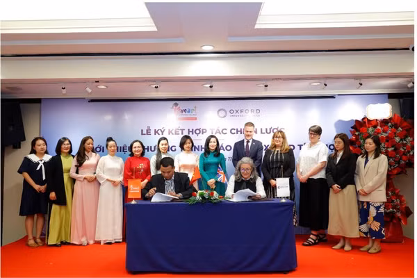 Lãnh đạo iSMART Education và OUP ký kết thoả thuận hợp tác triển khai mô hình giáo dục Oxford tích hợp.