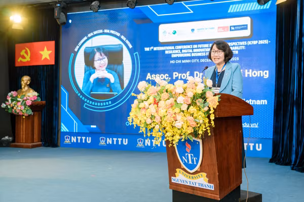 PGS.TS Trần Thị Hồng - Phó Hiệu trưởng Trường Đại học Nguyễn Tất Thành phát biểu tại hội thảo. Ảnh: NTTU. 