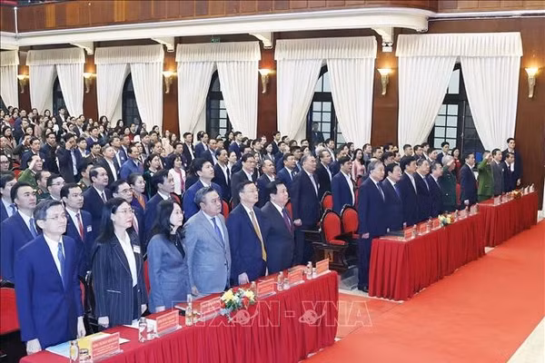 Tổng Bí thư Tô Lâm và các đại biểu thực hiện nghi lễ chào cờ. Ảnh: Thống Nhất/TTXVN