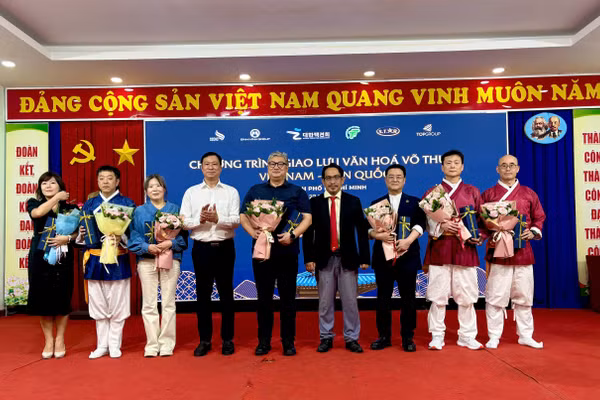 BTC trao hoa cho các chuyên gia đến từ Hàn Quốc. 