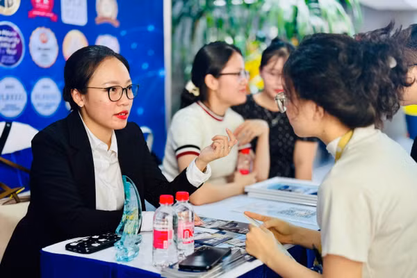 Nhà tuyển dụng tư vấn trực tiếp cho sinh viên. Ảnh: Thùy Linh.