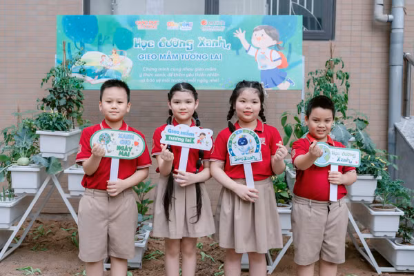 Học sinh trường Tiểu học Nguyễn Viết Xuân (Hà Nội) hào hứng check-in tại vườn ươm xanh.