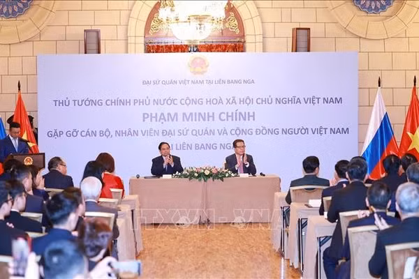 Thủ tướng Phạm Minh Chính gặp gỡ cán bộ, nhân viên Đại sứ quán và cộng đồng người Việt Nam tại Liên bang Nga. Ảnh: Dương Giang/TTXVN