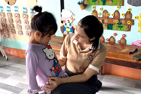Trong những ngày đầu đến lớp, bé Minh gần như không giao tiếp và ít tham gia các hoạt động chung.