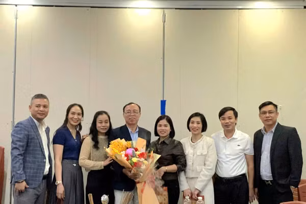 Tập thể lớp 12C khóa 1995-1998 tri ân thầy chủ nhiệm Trần Đăng Ngân - tháng 11/2025.