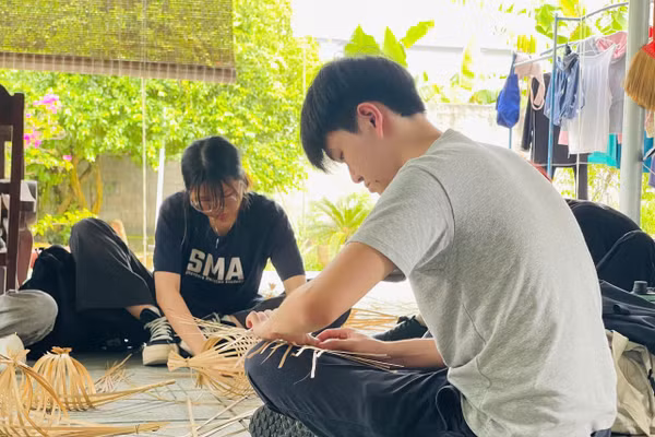 Nghề đan lát tại xã Thái Mỹ (TPHCM). Ảnh: H.T. 