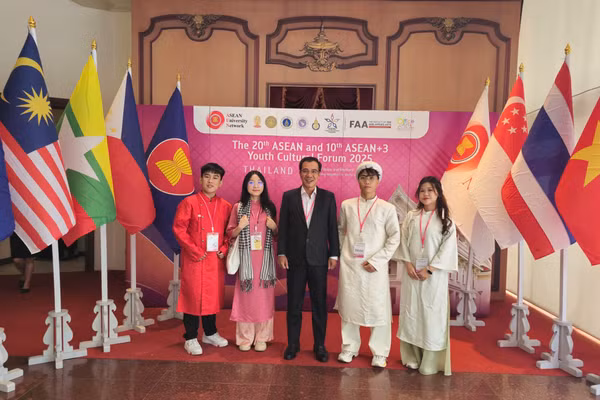 Quế Anh (thứ hai từ trái qua) tại Diễn đàn văn hoá thanh niên ASEAN và ASEAN +3. Ảnh: NVCC. 