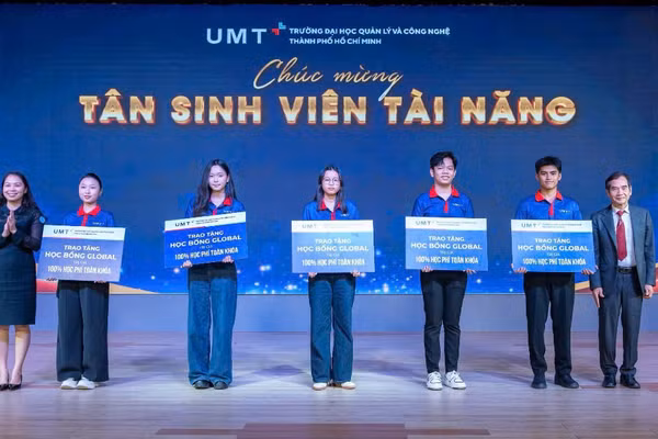 Trường Đại học Quản lý và Công nghệ TPHCM trao học bổng cho tân sinh viên khóa 2025. Ảnh: UMT. 