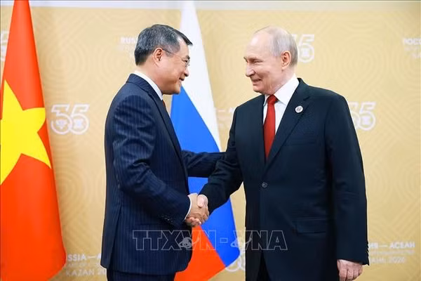 Thủ tướng Lê Minh Hưng hội kiến Tổng thống Nga Vladimir Putin. Ảnh: Dương Giang/TTXVN.