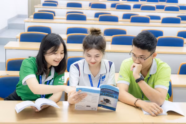 Sinh viên Trường Đại học Mở TPHCM trong giờ tự học. Ảnh: HCMOU.