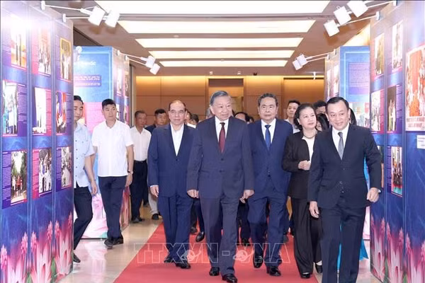 Tổng Bí thư, Chủ tịch nước Tô Lâm cùng các đồng chí lãnh đạo, nguyên lãnh đạo Đảng, Nhà nước tham quan trưng bày "Những tấm gương bình dị mà cao quý". Ảnh: Phương Hoa/TTXVN