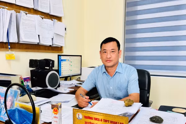 Từ ngôi trường giữa trùng khơi, thầy Nguyễn Văn Hà cùng đồng nghiệp bền bỉ đưa con chữ đến với học sinh đảo xa.