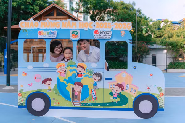 Phụ huynh và Học sinh Trường Liên cấp THCS, Tiểu học tư thục Ngôi Sao Hà Nội (P. Yên Hoà, Hà Nội) tưng bừng tham dự Lễ khai giảng.