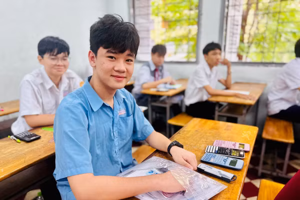Em Lê Hoàng Minh Khang - học sinh Trường THCS Nguyễn Văn Tố trước giờ thi môn Toán. Ảnh: Thùy Linh.