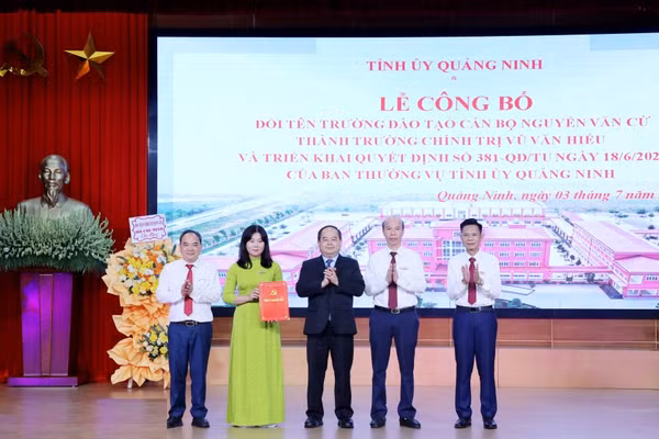 Đồng chí Quản Minh Cường, Ủy viên Trung ương Đảng, Bí thư Tỉnh ủy, Trưởng Đoàn ĐBQH tỉnh, trao Quyết định cho Ban Giám hiệu Trường Chính trị Vũ Văn Hiếu.
