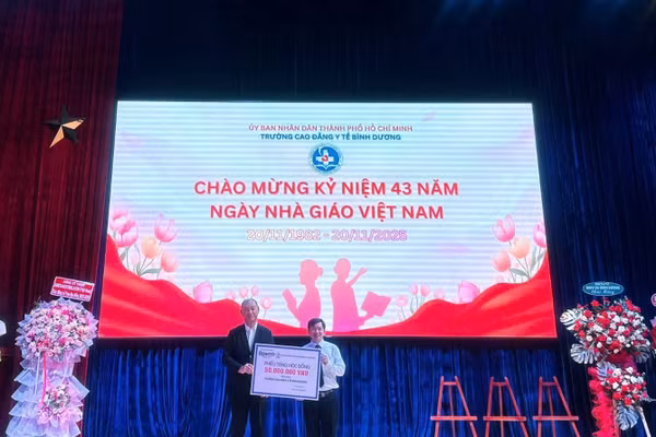Rohto-Mentholatum (Việt Nam) trao học bổng tiếp sức thế hệ dược sĩ tương lai