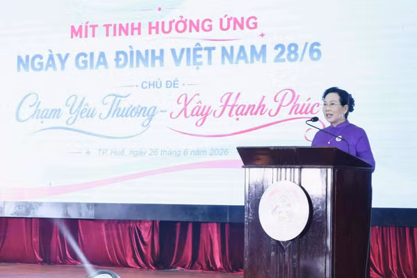 Bà Lê Thị Thủy, Ủy viên Ban Chấp hành Trung ương Đảng, Phó Chủ tịch Ủy ban Trung ương MTTQ Việt Nam, Chủ tịch Hội LHPN Việt Nam phát biểu tại lễ mít tinh.