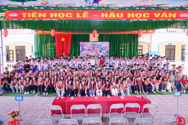 Các bạn trẻ thuộc Ban Tổ chức Libreria Project tại trường TH&THCS Hữu Liên trong sự kiện ngày 16/5.