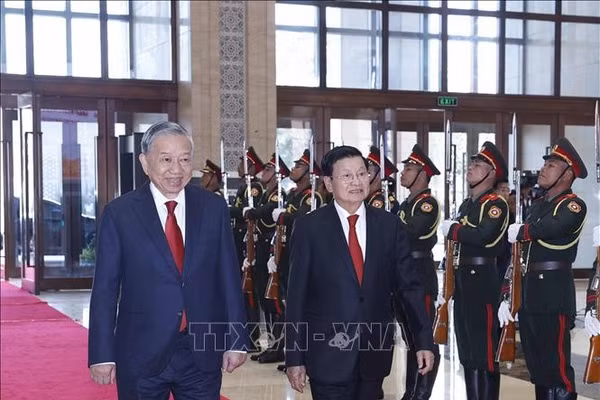 Tổng Bí thư Tô Lâm và Tổng Bí thư, Chủ tịch nước Lào Thongloun Sisoulith đến dự Hội nghị thông báo kết quả Đại hội đại biểu toàn quốc lần thứ XIV Đảng của Cộng sản Việt Nam. Ảnh: Thống Nhất/TTXVN