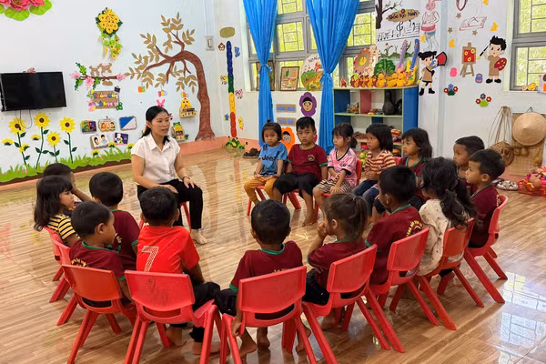 Cô Trúc ngồi cùng trẻ, kiên nhẫn bắt đầu những kết nối đầu tiên.