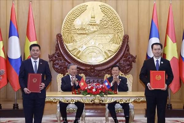Tổng Bí thư Tô Lâm và Tổng Bí thư, Chủ tịch nước Lào Thongloun Sisoulith chứng kiến trao Biên bản ghi nhớ giữa Bộ Công Thương Việt Nam và Bộ Công Thương Lào về phát triển chuỗi liên kết công nghiệp giữa Việt Nam và Lào. Ảnh: Thống Nhất/TTXVN