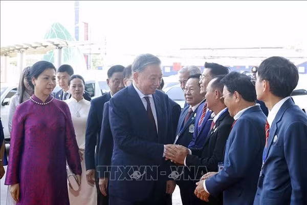 Tổng Bí thư, Chủ tịch nước Tô Lâm và Phu nhân gặp gỡ cộng đồng người Việt Nam tại Thái Lan. Ảnh: Thống Nhất/TTXVN.