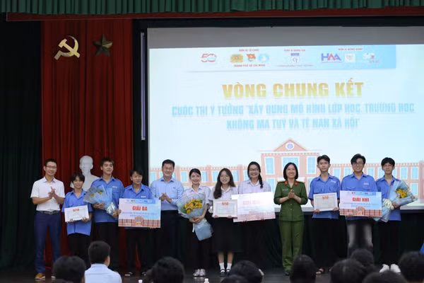Trao giải vòng chung kết cuộc thi ý tưởng xây dựng mô hình “Lớp học, trường học không ma túy và tệ nạn xã hội” tại Trường Cao đẳng Kỹ thuật Cao Thắng. 