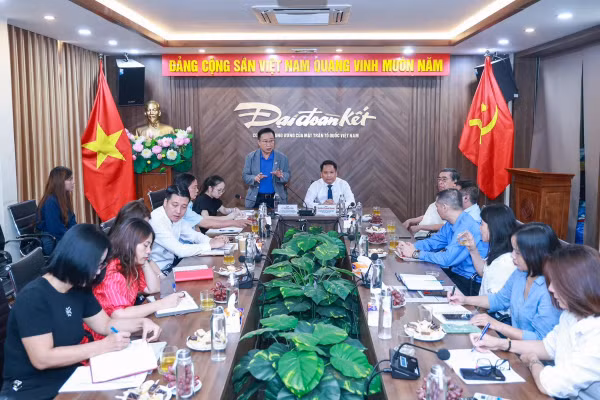 Toàn cảnh buổi tiếp và làm việc giữa Báo Đại đoàn kết và đoàn công tác do ông Lý Xương Căn dẫn đầu. Ảnh: Quang Vinh.