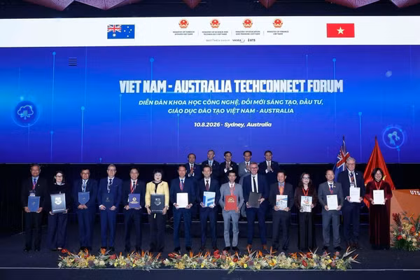 Đại diện ĐH Monash (Australia) và Trường ĐH Mở Thành phố Hồ Chí Minh tại lễ ký kết thỏa thuận hợp tác triển khai chương trình Thạc sĩ TESOL tại Sydney (Ảnh: Đại học Mở TP HCM).