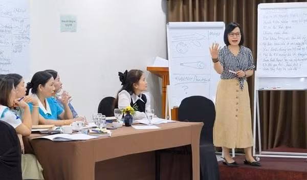 Tác giả Trần Thị Kim Lý (đứng giảng) tại một buổi tập huấn về khai vấn. Nguồn: VVOB